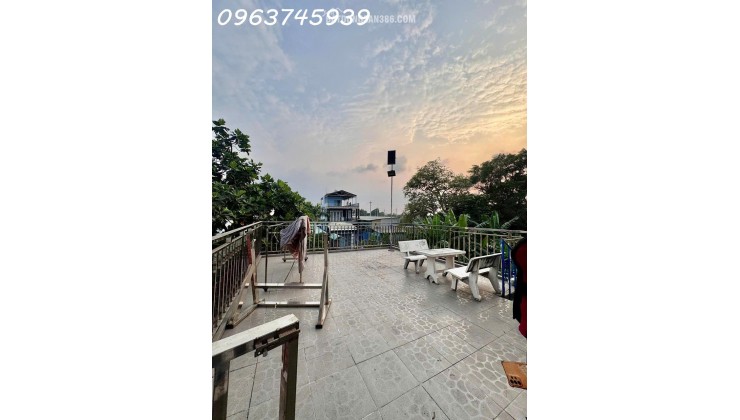 Nhà nội thất gỗ cao cấp, 114m2, 3 tầng, 8.25 tỷ, Hiệp Bình Phước